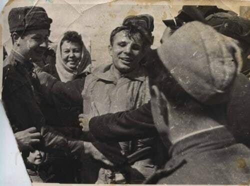 Ю.А.Гагарин после полета в космос. Район села Смеловка, 32 км от Энгельса