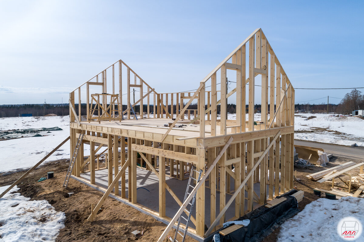 Недавно началась наша первая в текущем сезоне 2023 каркасная стройка: Строим двухэтажный каркасный дом на фундаменте УШП 7*11.