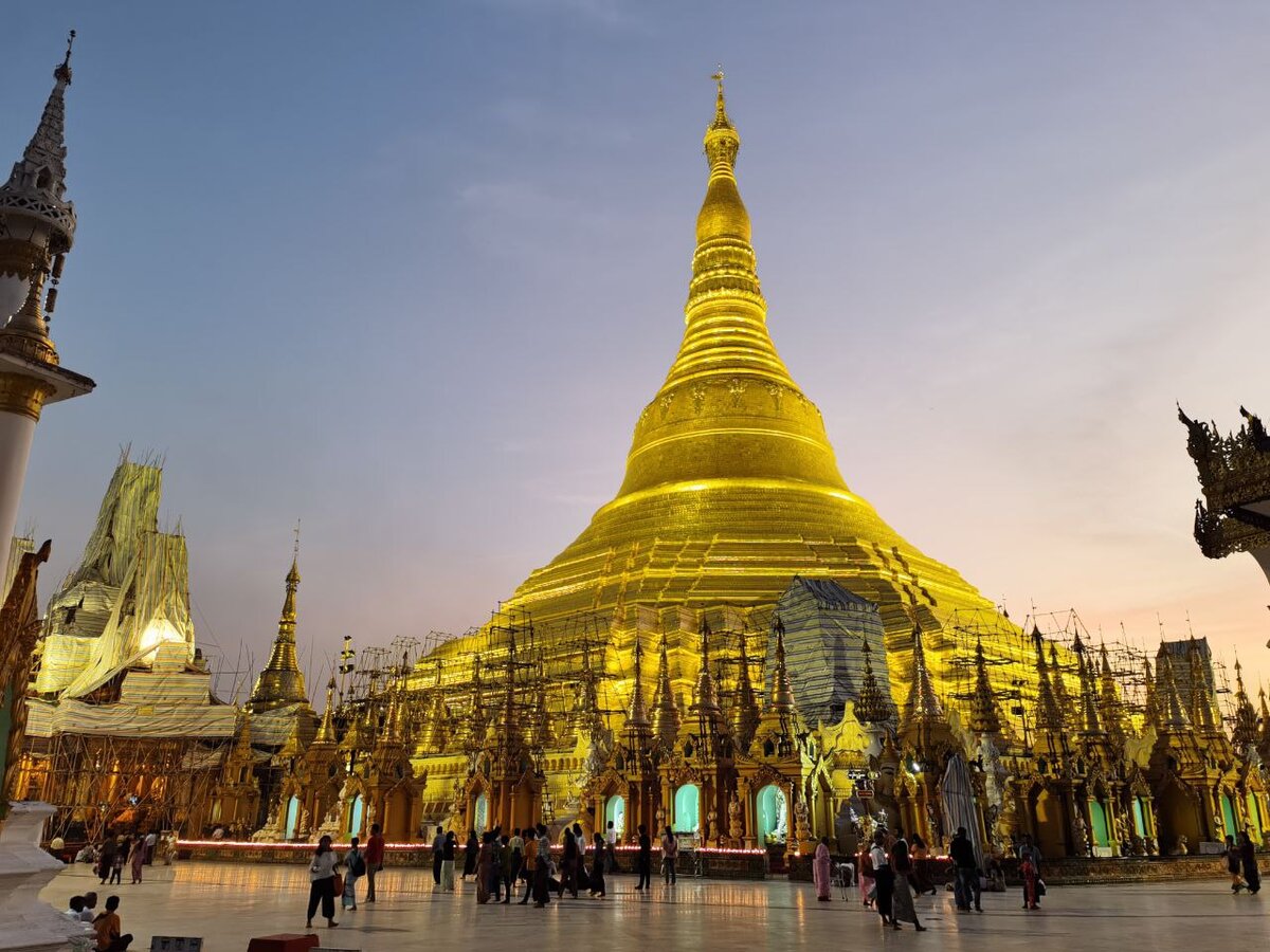 Шведагон - 98-метровая позолоченная ступа в Янгоне