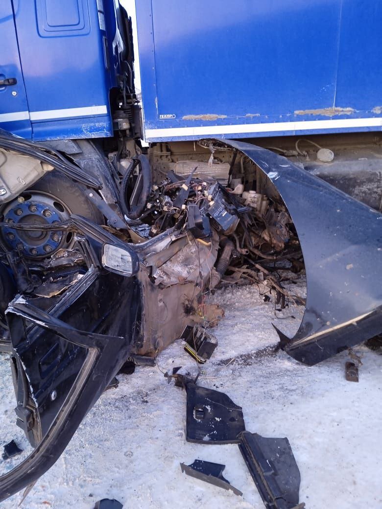  📷    В Оренбургской области при столкновении легковушки и большегруза погибли два человека Кристина Просвиркина