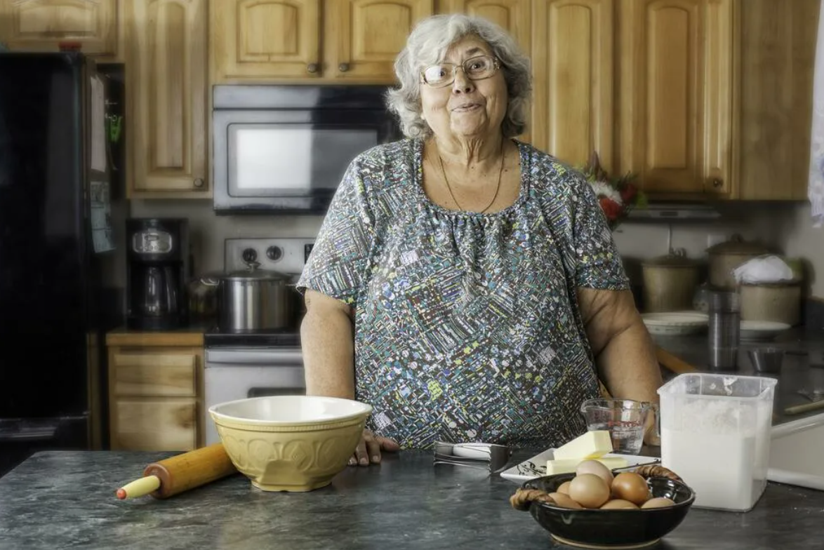 Полненькие бабушки. Пожилая женщина на кухне. Бабушка на кухне. Бабушка стряпает. Бабулька на кухне.