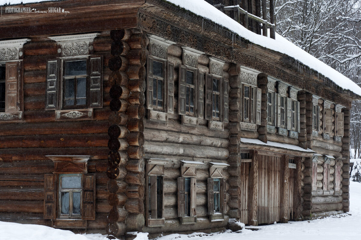 Это старые фотографии, сейчас дом отреставрировали. Как он выглядит - можно посмотреть на видео выше