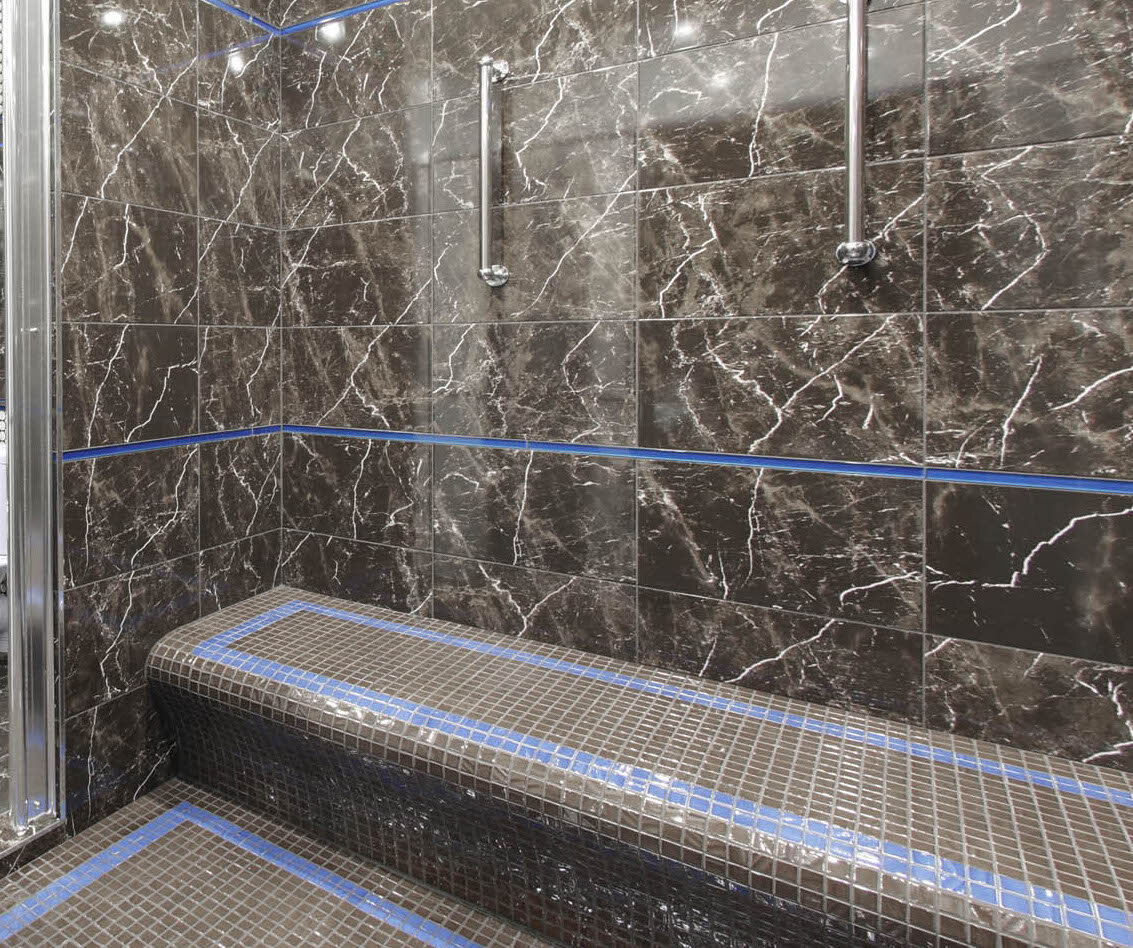 Поручни в душе в номере "Лабиринт" в отеле Подушкин на Войковский в Москве. 