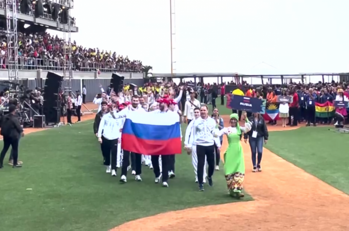    Российские спортсмены вышли под национальным флагом на открытии Игр АЛБА