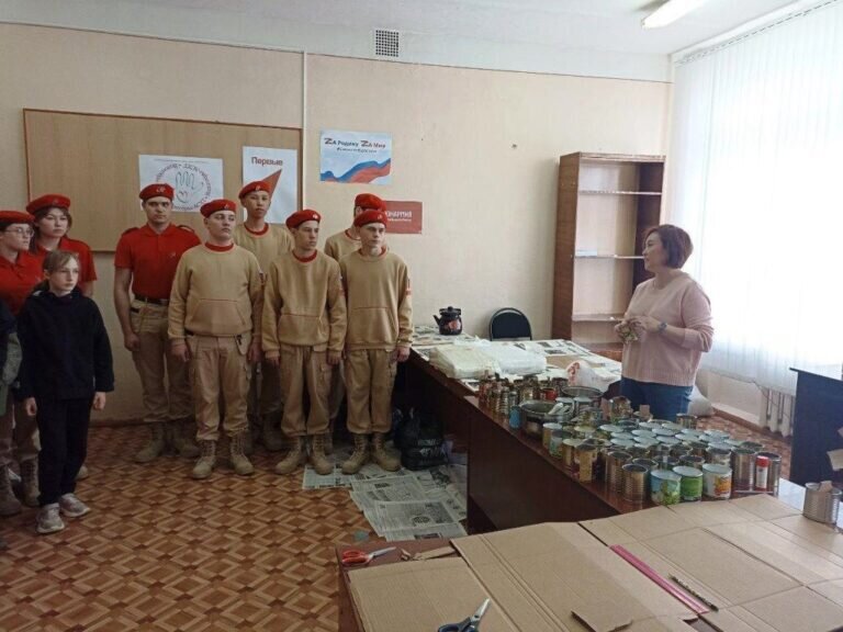    В Адамовском районе участники «Движения Первых» изготовили окопные свечи для бойцов СВО Кристина Просвиркина