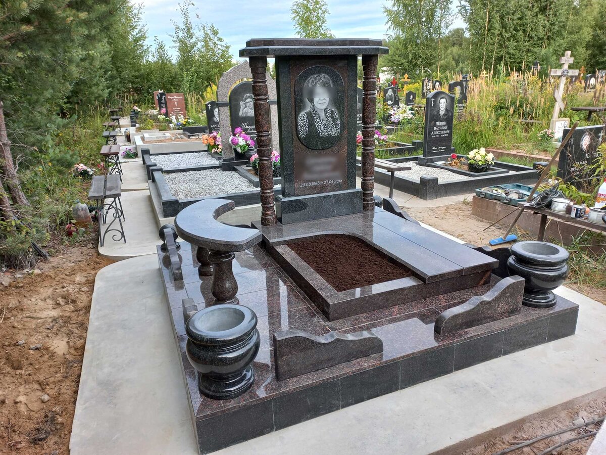 мемориальный комплекс покостовский гранит. гранитная плита 40*40 выпуск 2020. памятник в форме скалы. черный базальт плита. гранитные технологии.