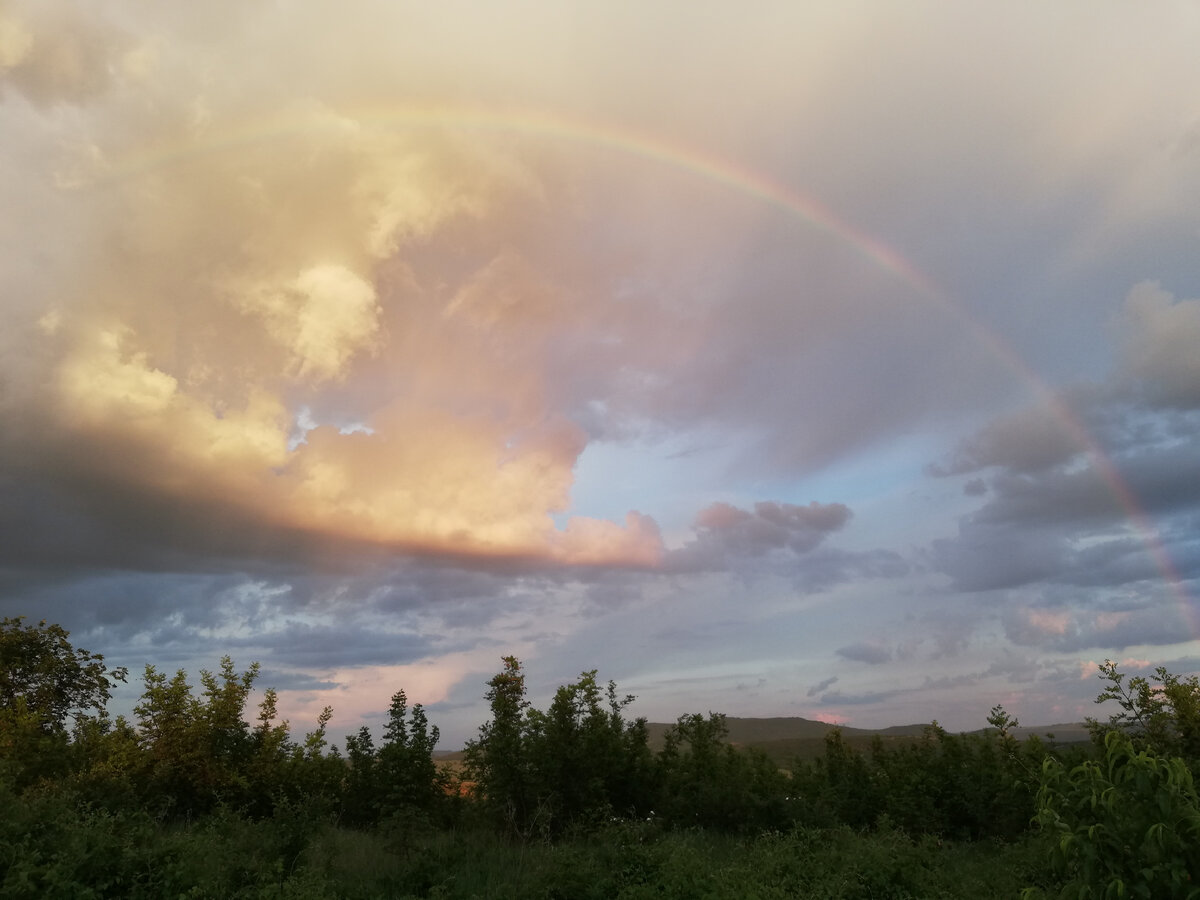 Облака и радуга над Болгарией. Фото автора.