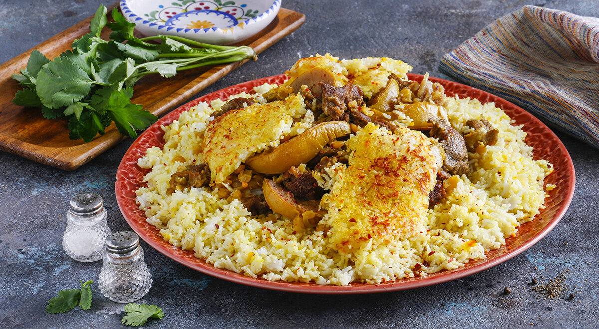 Персидский плов с айвой. И отличий в нем от того, к которому мы привыкли, достаточно много. Во-первых, следует отметить присутствие в составе плова гороха (обычного, не нута), во-вторых, — айвы. В-третьих, в блюдо добавляются одновременно куркума, шафран, лимонный сок и натуральный йогурт. Наконец, четвертым отличием является сам процесс приготовления плова, который отражается и на подаче. В общем, истинные гурманы точно будут в восторге!