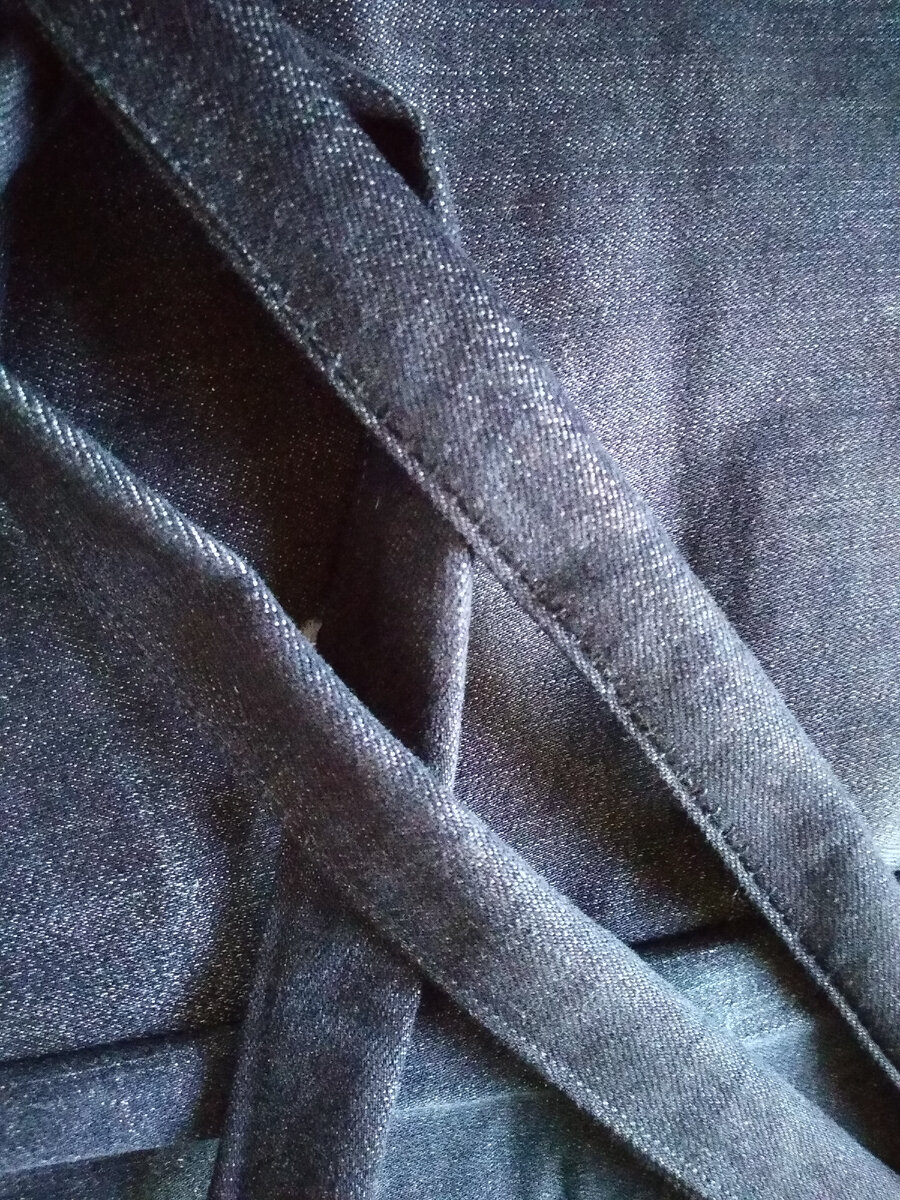 а! это тот самый фартук, который шила. ну, кусочек его)) как муторно выворачивать эти лямки-завязки... уф...