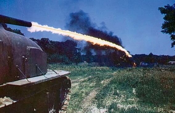 Работает американский огнеметный танк M4 Crocodile на базе танка "Шерман", Иводзима, 1945 г.