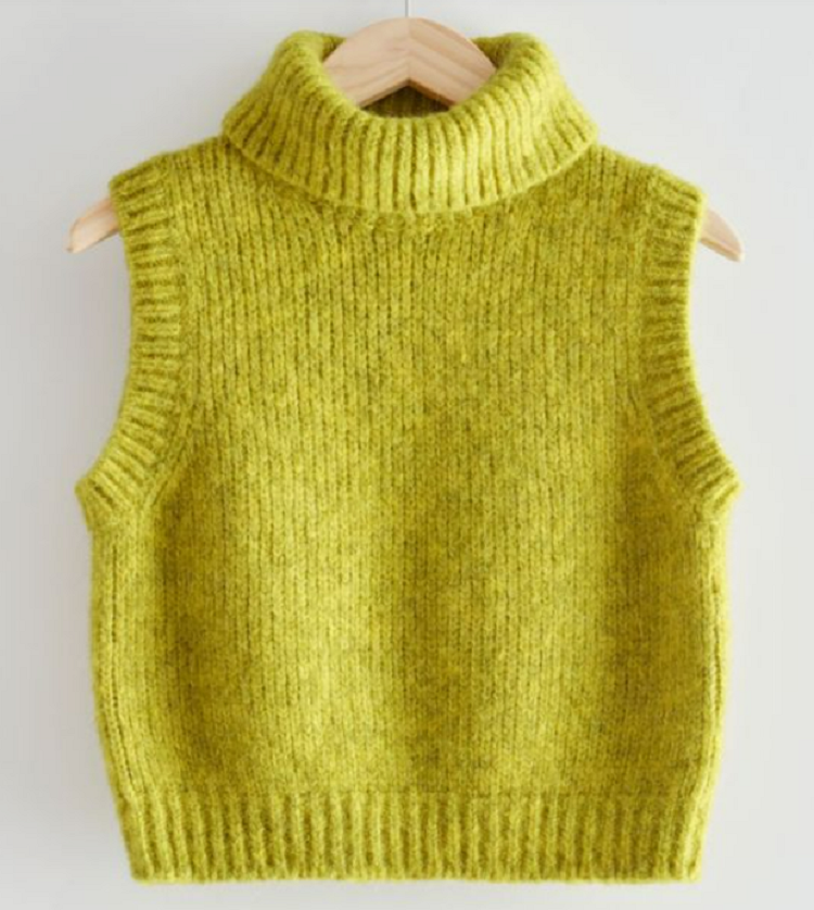 Теплая желтая безрукавка.