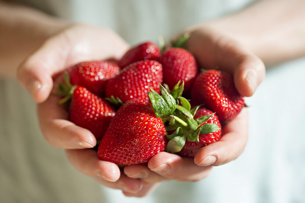 Какие фрукты, ягоды и овощи можно и нужно покупать в мае