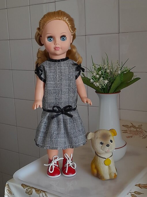 "Клетка всегда актуальна!" - полушерстяное платье для куклы Милы. Май, 2023. 