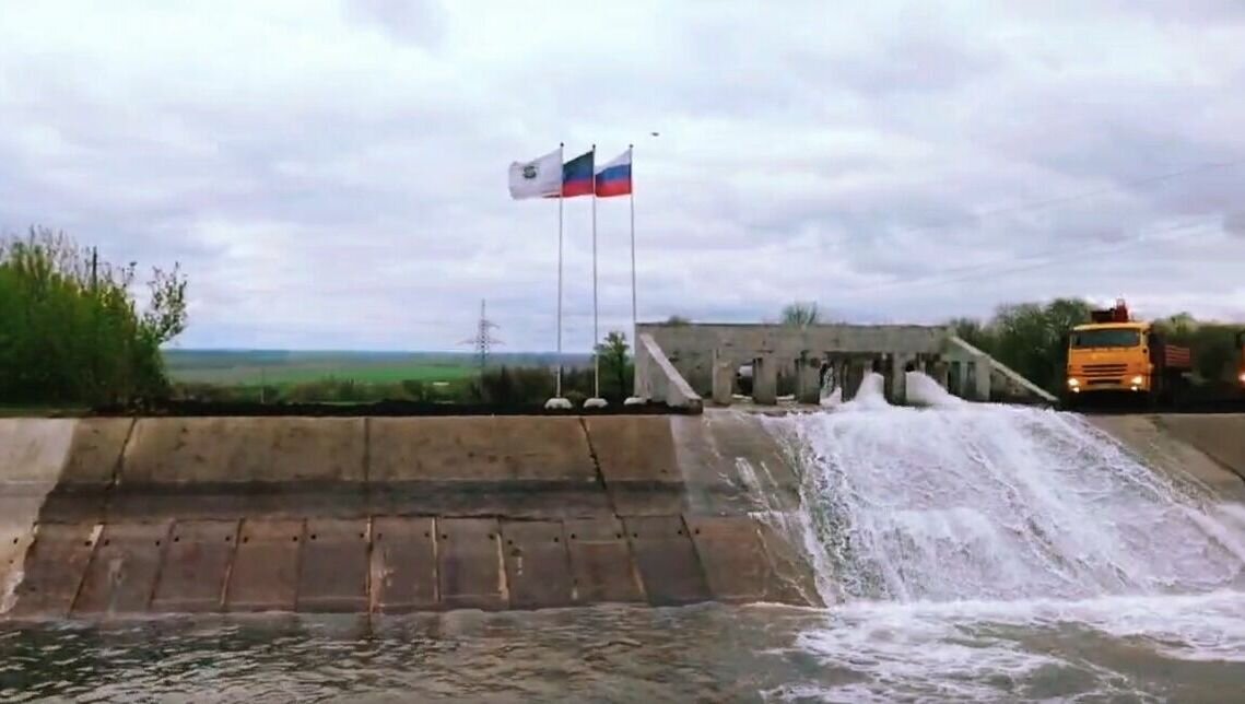     В ДНР приступил к работе новый водовод, который будет поставлять воду из Ростовской области в Донецк, Макеевку, Горловку и другие населенные пункты, деталями поделились в Telegram-канале «Военстроя».