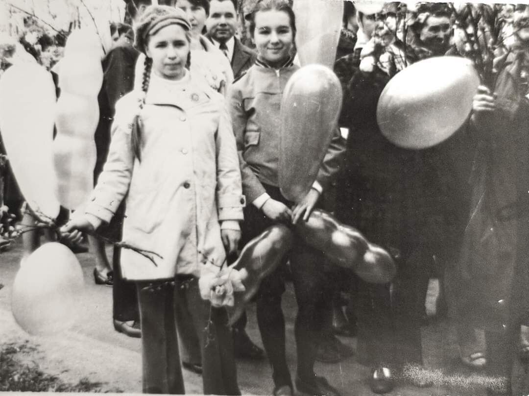 Первомайская колонна от Института искусственных волокон. Мытищи, 1973. Фото из архива автора