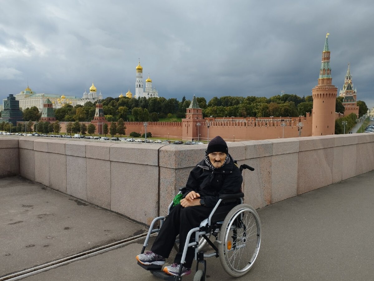 Виталий Колузаев — художник арт-студии «Перспективы», в прошлом году переехавший из ПНИ в квартиру сопровождаемого проживания, побывал в Москве Фото: из архива фонда «Перспективы»