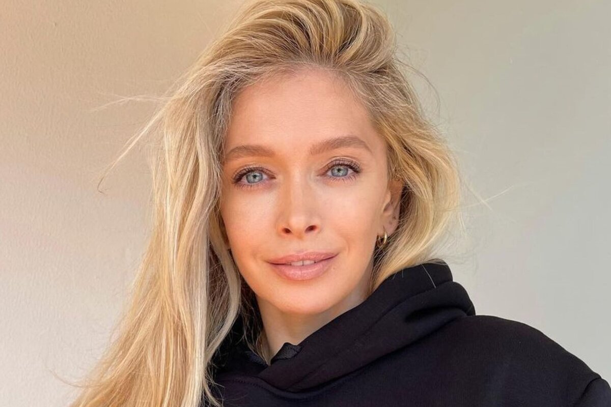     «Я восстановила фигуру после беспорядочного питания»: Вера Брежнева снялась с обнаженным животом