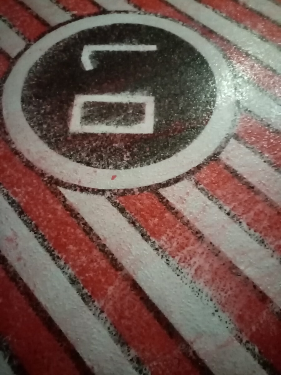 Фото номера телефона на дороге.