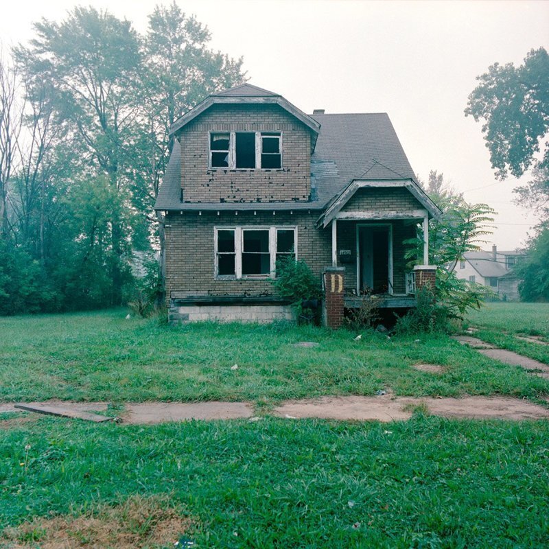 Сейчас главное не красивый дом и ухоженный. Заброшенный дом Детройт. Заброшенный особняк Америка 1960. Старенький домик. Старый дом.