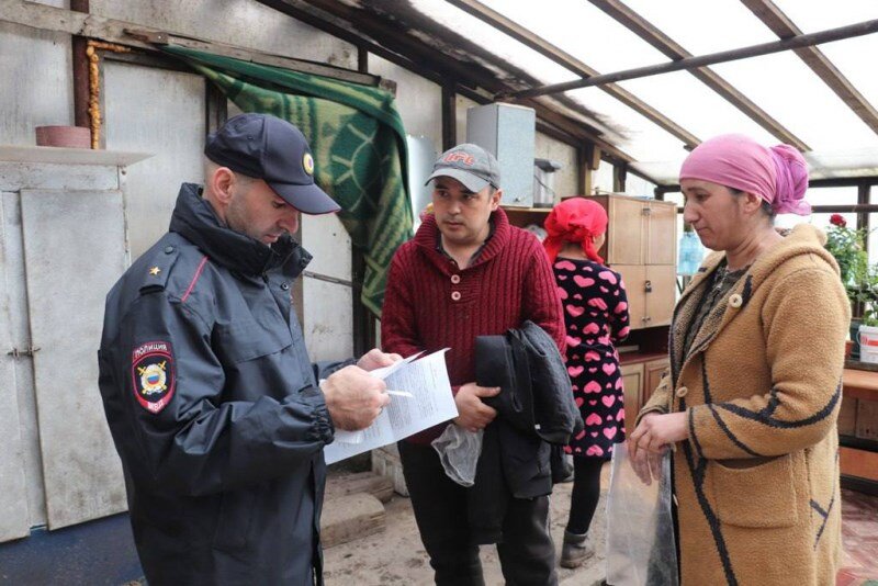 
АиФ–Красноярск
Подписаться
3,8K подписчиков
В Красноярске провели рейд по выявлению незаконных мигрантов
2 дня назад
892 прочитали
Полицейские проверили 51 мигранта, работавших в теплице.
В Ленинском районе Красноярска полицейские провели рейд по выявлению незаконных мигрантов. Об этом сообщили в МВД.

В ходе проверки соблюдения миграционного законодательства полицейские проверили 51 иностранца, которые работали в теплицах. При этом 32 мигранта доставили в отдел полиции для разбирательства.

Всего было выявлено 20 административных правонарушений в сфере миграции: по ч. 1 ст. 18.8 КоАП РФ, чч. 3, 4 ст. 18.9 КоАП РФ и ст. 18.11 КоАП РФ. Также полицейские собрали 2 материала доследственной проверки по признакам преступления ст. 322.3 УК РФ (Фиктивная постановка на учёт иностранных граждан)