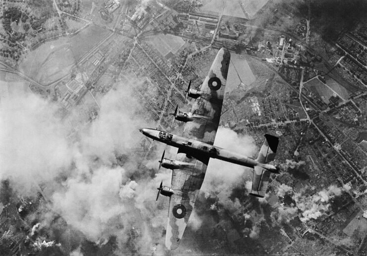 Бомбардировщик Handley Page Halifax с группой № 6, 1944 год