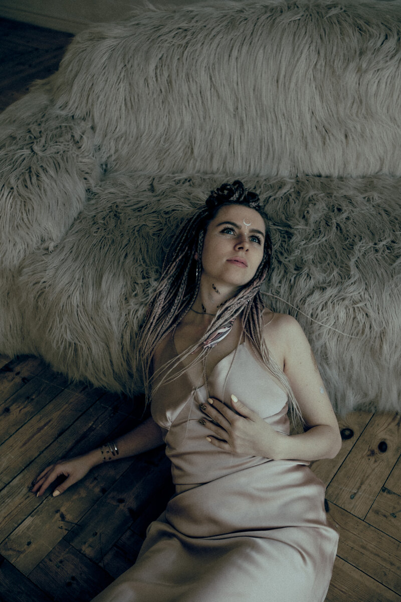 Презумпция доброго намерения

Парам-пам-пам, и мы начали со сложных слов🤣 А сейчас переведу на человеческий) Просто красиво звучит! 

Я более, чем убеждена, что каждый, прямо каждый человек в мире имеет добрые намерения относительно всего: себя, окружающих людей, детей, животных, предметов, ситуаций, действий. 

Но! Почему же тогда мы видим много зла и насилия? 

И знаете, я здесь вижу ответ в том, что огромное количество людей просто не знают, как выразить это самое своё доброе намерение. 

И вот встречаются два (и более) человека, чтобы как-либо повзаимодействовать, и… не умеют это делать, особенно на длинной дистанции. Хотя и на короткой нередко случается. 

Прежде, чем согласиться с презумпцией доброго намерения, я раскладывала множество жёстких ситуаций - рассматривала комментарии хейтеров, ситуации между детьми, в частности братьями и сёстрами, родителей и детей, мужей и жён, коллег по работе. 

И если посмотреть в глубину, а не на поверхности собирать напряжение между людьми, то всегда я видела, что человек хочет сделать хорошо и себе, и другим. Но… НАВЫКОВ, УМЕНИЙ у него нет🤷‍♀️.

И кто бы его этому учил? Кто бы обращал его внимание на хорошее (на то, что у него получалось в жизни), и минимизировал внимание на то, что не получалось.

Помним, что растёт то, что мы поливаем своим вниманием: 
- раздуваем огонь злости или же любовь? 
- много говорим о хорошем, о достижениях свои и друг друга 
или перетираем сплетни, неудачи?.. 

И получается так, что мы все с вами выросли в том, что вниманием поливалось что-то неприятное, нехорошее, невдохновляющее😔. 
А то, что вдохновляло, окрыляло, заряжало и подбадривало, – оно где-то тиииихонько ютится там, в уголочке, в сердце💚. Как маленький уголёк любви и страсти к жизни.

И показать своё добро к людям сейчас выглядит не модным: сразу ищется какой-то подвох, выгода, лесть и подобное. 
И хочется сделать комплимент человеку, но… вдруг он подумает, что я к нему подкатываю? Вдруг он подумает, что я ему вру? И что-то мне сделает неприятное?🤯

А почему не «вдруг он обрадуется и ему станет тепло на душе?», «пусть и его день начнётся с приятностей?»

👆🏻И это лишь о том, что нас научили критиковать и подозревать. 
Меняем мышление, меняем фильтр восприятия мира, следим за своей наполненностью, и… 

И знаете… происходит ЧУДО!💚

Когда ты этим чудом наполнен сам, когда ты сам из этого приятного состоишь больше, чем из неприятного, то ты и в мир выдаёшь то, из чего ты состоишь. 

Давайте начнём снова открывать в себе любовь❤️🤗