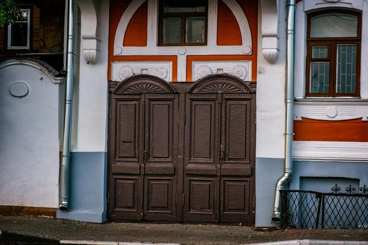 дверь в частный дом. дом дверей москва. дверь на улицу. входная группа в частный дом. шикарная входная дверь.