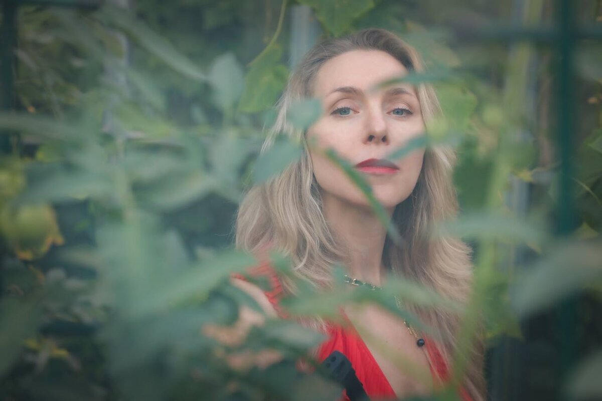 ШОК-КОНТЕНТ 
Не надо выбирать мужчину!

Ошибку, которую совершают почти все женщины, - выбирают мужчину себе в пару, как будто вещь в магазине! А потом страдают, что в отношениях что-то не так, нет близости, нет того, что надо.

А сейчас взгляните на 2 момента.

Как обычно выбирают девушки парня? 
Добытчик? Великолепный руководитель? Спортивное тело? Он может даже быть хорошим любовником! НО при этом отношения с ним будут говно.  
Девушки начинают анализировать, искать изъяны в самом мужчине: вот он плохо воспитан мамой или на него оказывают дурное влияние его друзья.  
Или «я какая-то не такая»?
 
Что вообще такое «классный мужик»? Когда подружки завидуют? На такой-то машине возит, такие-то подарки дарит… А как он относится к ней? Классно или как умеет? Говорят: холодный, невнимательный. А другой – наоборот, слишком требовательный, контролирующий. 
 
«Где же я просчиталась?» - приходят ко мне клиентки и говорят, - «я составила список характеристик мужчины и чётко подбирала по ним. У меня был перечень требований к жениху, и он по ним по всем прошёл, подошёл. Даже сумел к моим родителям подладиться, но мне наши отношения не нравятся».  
 
Так куда же не туда смотрела девушка?
Выбрав «вещь», объект, она смотрела на соответствие материальным параметрам. Ну, скажем, кофта - тёплая, модная, коричневая, мягкая, с перламутровыми пуговицами. Но не греет! И не радует. Как и отношения, созданные по этому принципу!
 
И пункт 2. Инсайт Оксаны из реалити моих сториз. «Я всё пыталась перевоспитать его характер, изменить его внешне, не понимая главного!»
 
Как он выглядит, спортивный он или обыкновенный, не задаёт качество О Т Н О Ш Е Н И Й! ОТНОШЕНИЯ – это про то, что происходит между вами, как вы договариваетесь, как вы общаетесь, как вы поддерживаете друг друга.

Непонимание того, какие отношения нужны ей для счастья, какие отношения делают её сильной и счастливой, и привело Оксану к неудовлетворённости собой, браком, своими отношениями. 
 
Для того, чтобы в деталях понять (а именно в деталях кроется счастье), какие отношения я хочу, нужно идти в глубину. И с Оксаной мы только-только приоткрыли тайный ларчик её души. Следите за новостями в сториз. 
А прямо сейчас заполняйте АНКЕТУ,    https://docs.google.com/forms/d/e/1FAIpQLSc5KZkVFUk33ToAXnP22XXZJhrXM_HIS6Jriglq-pbQFs2piw/viewform?usp=sharing чтобы получить гарантированный ценный приз – бесплатную диагностику по отношениям со мной! Что же может быть ценнее личного счастья?