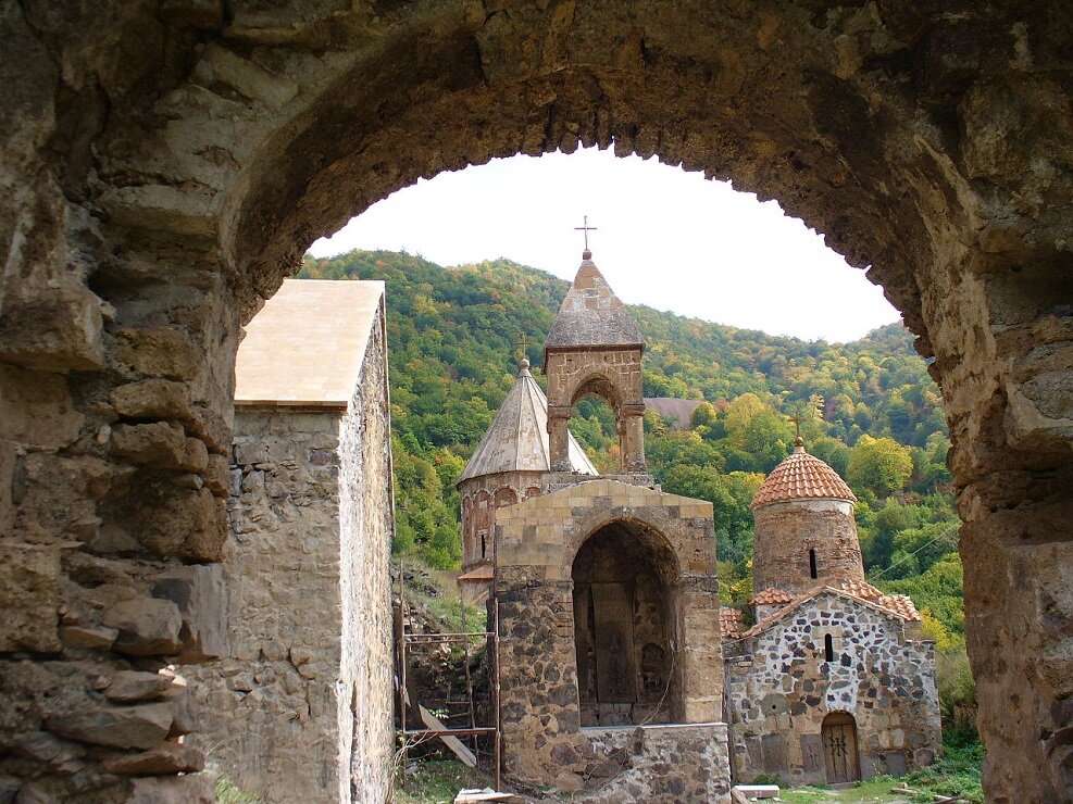 Средневековый армянский монастырский комплекс Дадиванк. Фото из открытых источников сети Интернета.