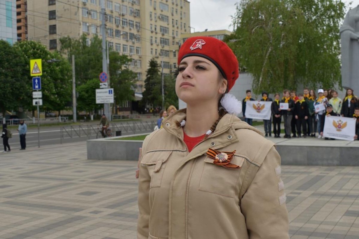    В Краснодаре у Вечного огня юнармейцы отряда «Авиатор» несут Вахту Памяти