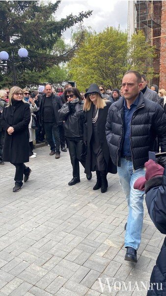 Алла Пугачева на похоронах Валентина Юдашкина