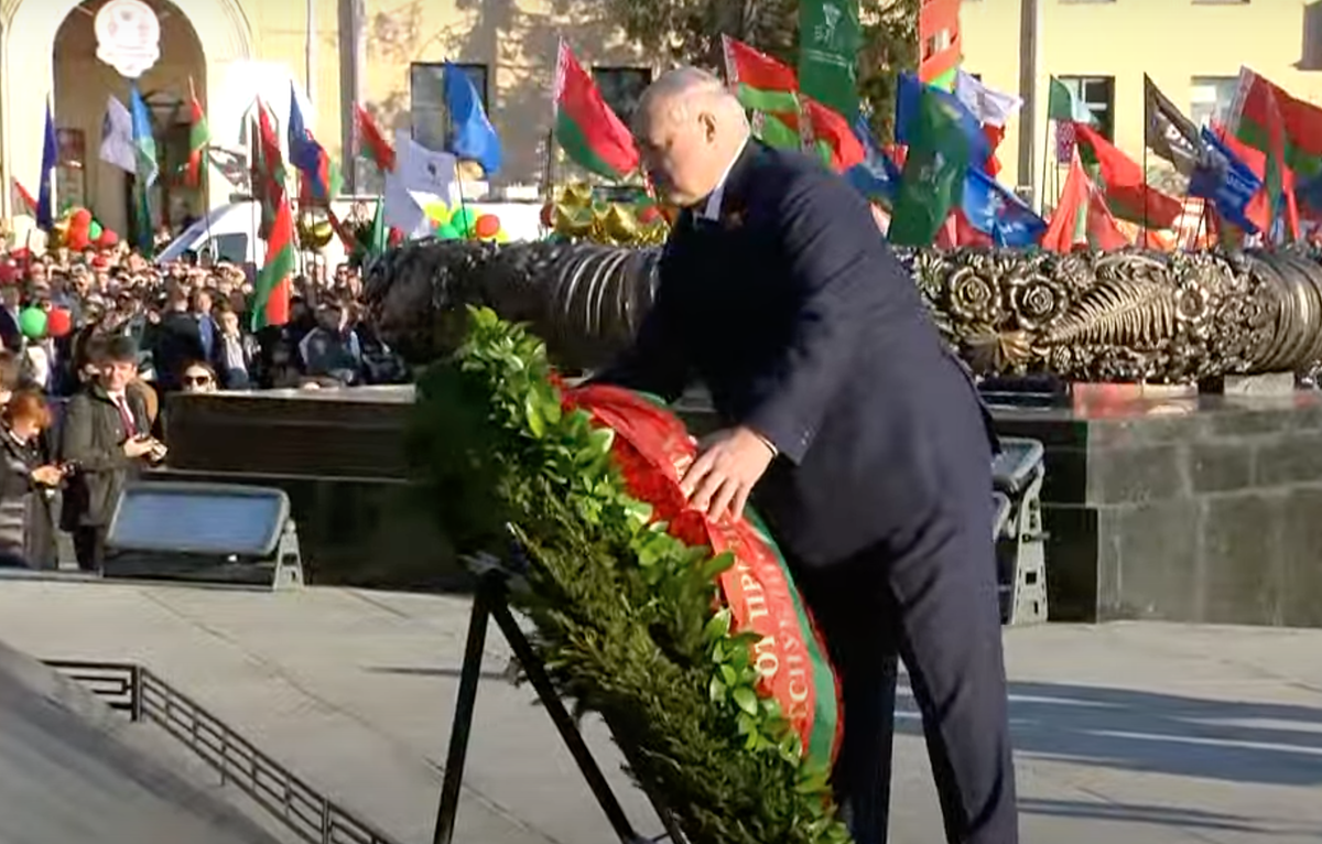 Когда парад в минске 2025. Дукашенкона парадев минске 9 мая. лукашенко возлагает цветы. лукашенко парад 9 мая. возложение цветов.