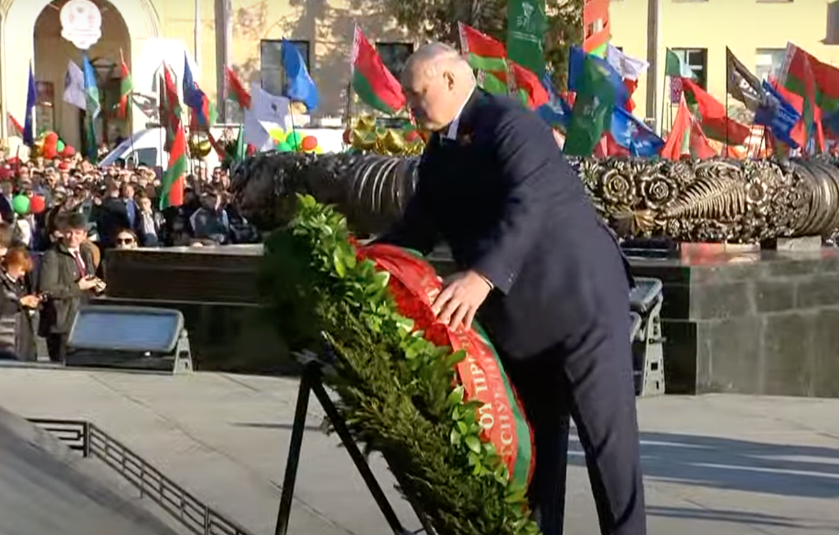 Лукашенко на параде в москве стало плохо. Дукашенкона парадев Минске 9 мая. Лукашенко возлагает цветы. Лукашенко парад 9 мая. Возложение цветов.