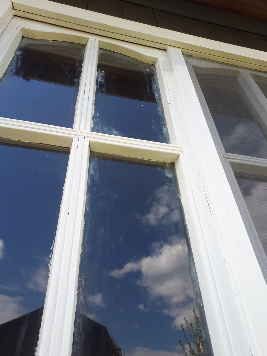 Белые разводы на стекле - следы клея с малярной ленты.