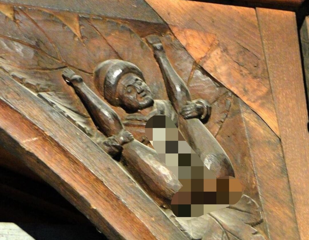 сайт Snopes специализирующийся на разоблачении фейков исследовал и подтвердил идентичность резьбы “XXX”! О спорной резьбе с гениталиям впервые стало известно общественности в конце 1990-х годов. Это произошло после того, как английский писатель и ресторатор Билл Сьюэлл открыл свое кафе в церкви Всех Святых. Новая галерея сидений, построенная над кухней кафе, открывала обедающим вид на причудливую резьбу с высоты птичьего полета

