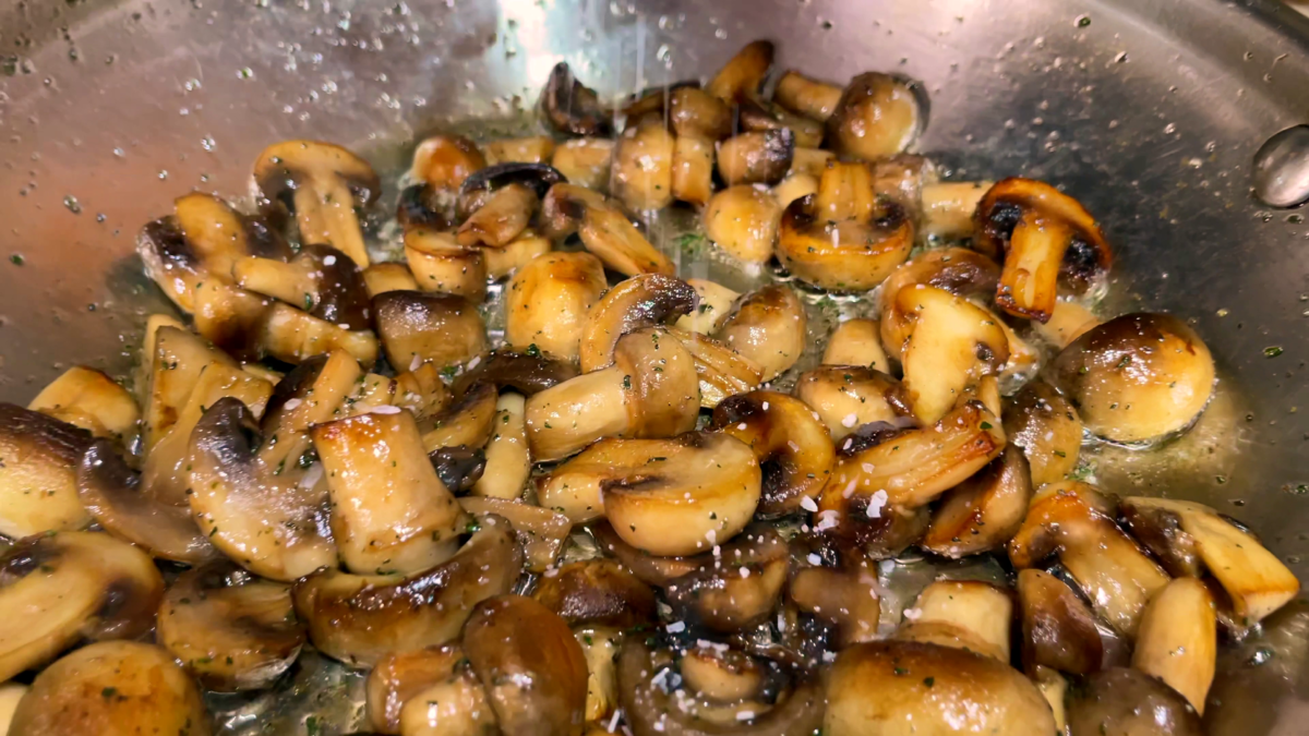 Шампиньоны жареные на сковороде со сметаной - простой и вкусный рецепт с пошаговыми фото