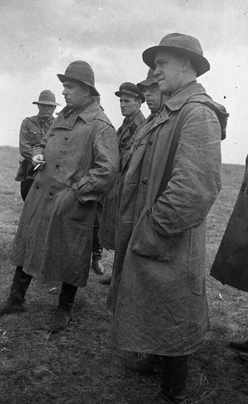 Командарм 2-го ранга Г.М. Штерн и комкор Г.К.Жуков на рекогносцировке. Второй справа - член Военного совета фронтовой группы войск корпусной комиссар Н.И. Бирюков. В панамках смотрятся весьма необычно, можно сказать, забавно.
