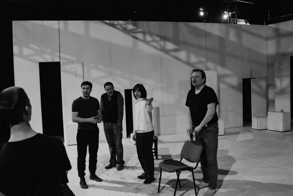  Репетиция спектакля «Розенкранц и Гильденстерн мертвы». В центре – режиссёр Галина Зальцман