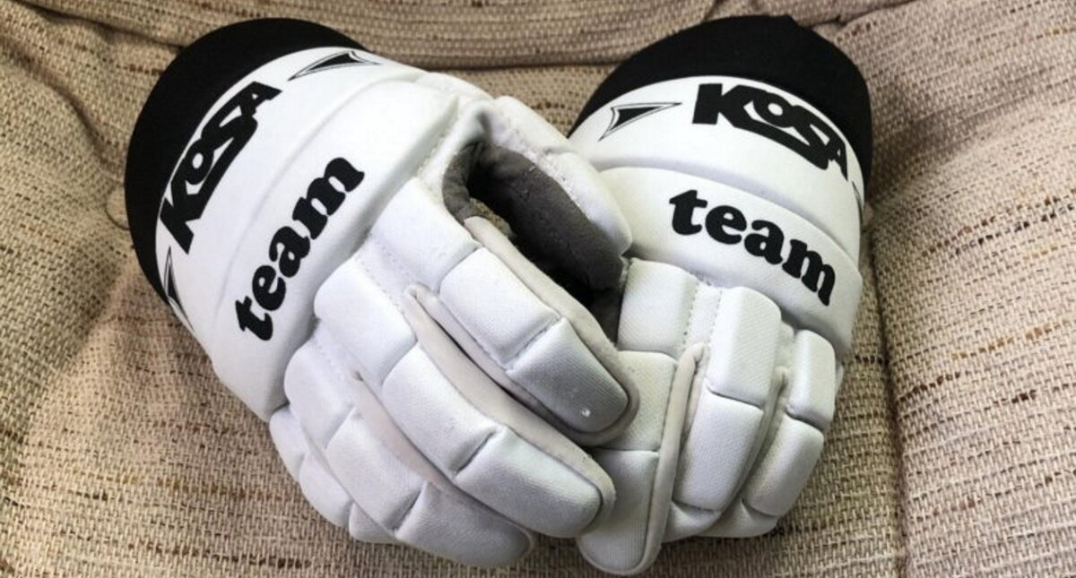 Логотип команды на перчатках.