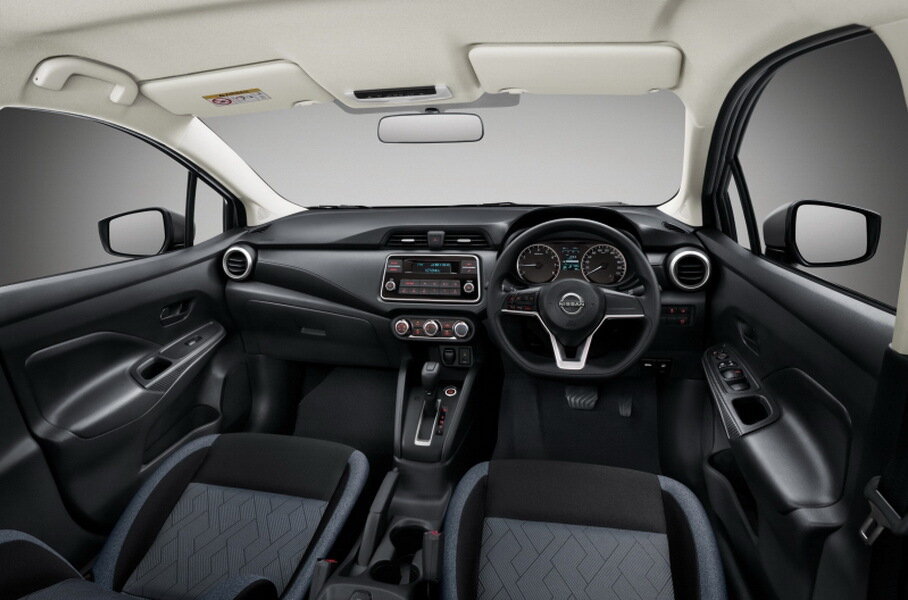    Интерьер базовой версии Nissan Almera E   
Nissan