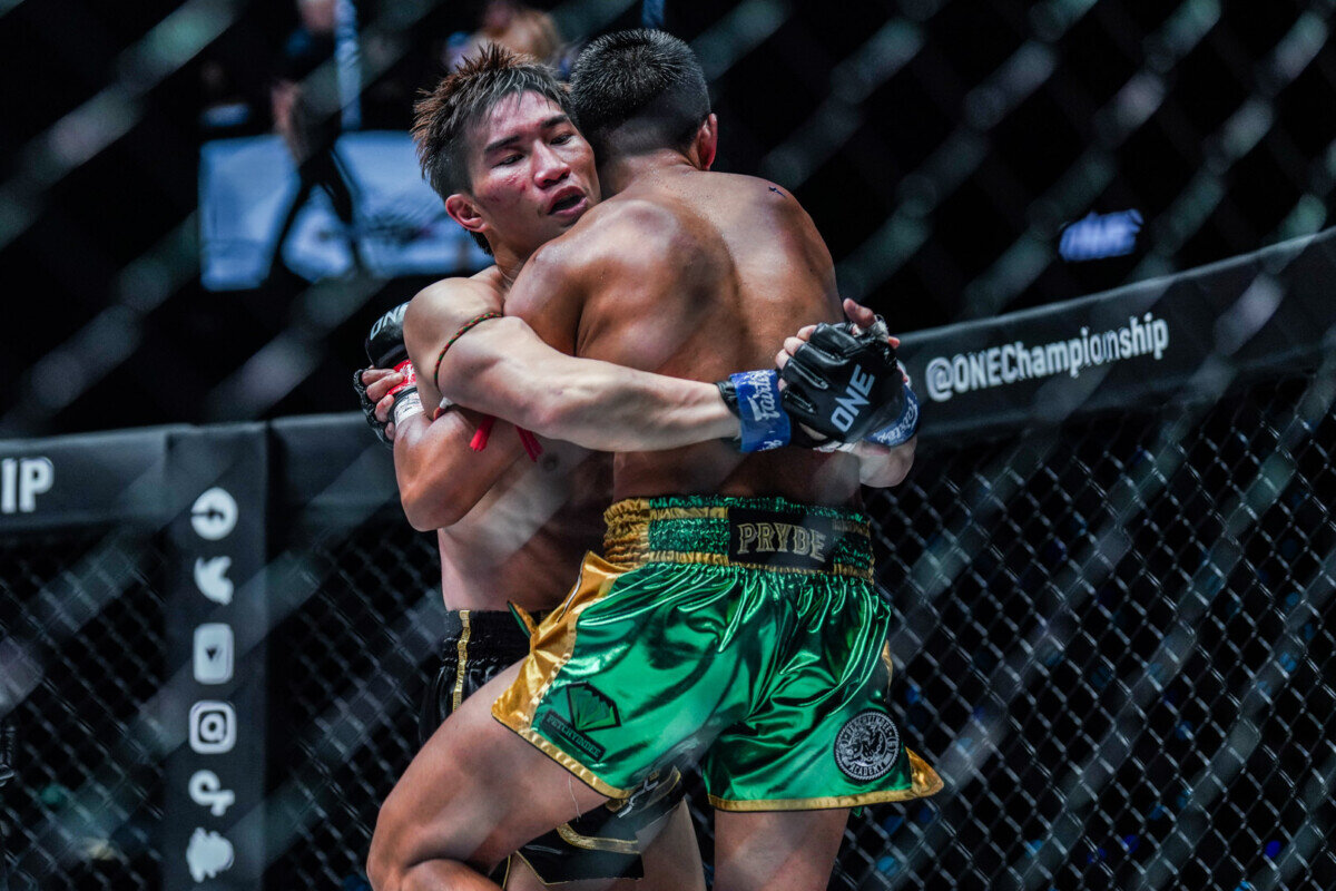 Тайский бокс известен использованием клинча, техники борьбы в стойке, которая отличает его от других популярных боевых искусств, таких как кикбоксинг, карате и тхэквондо.-2
