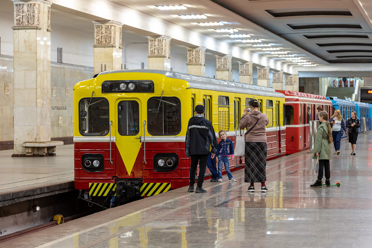 «ВЭКА» — Контактно-аккумуляторный электровоз. Бессменный участник выставок.