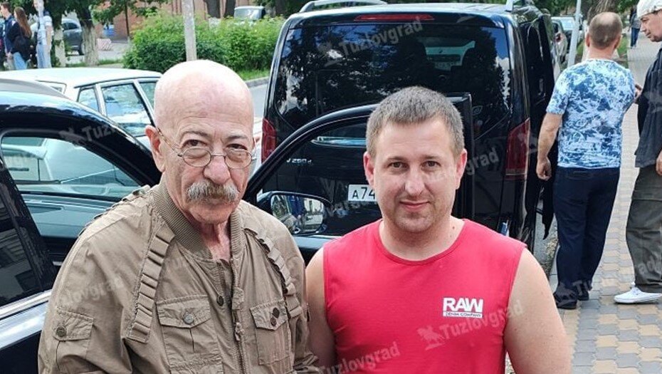    Александр Розенбаум (слева) с поклонником Автор фото: Tuzlovgrad.ru