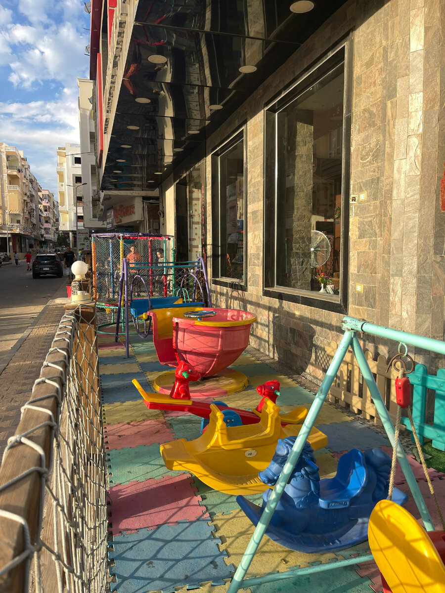 Детская площадка в кафе Лили в Эль Каусере