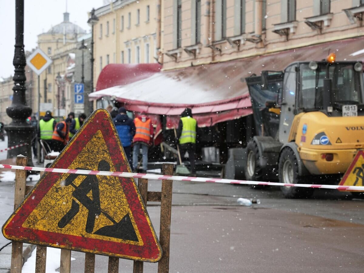    Сотрудники коммунальных служб разбирают завалы на месте взрыва у кафе на Университетской набережной в Санкт-Петербурге© РИА Новости / Алексей Даничев