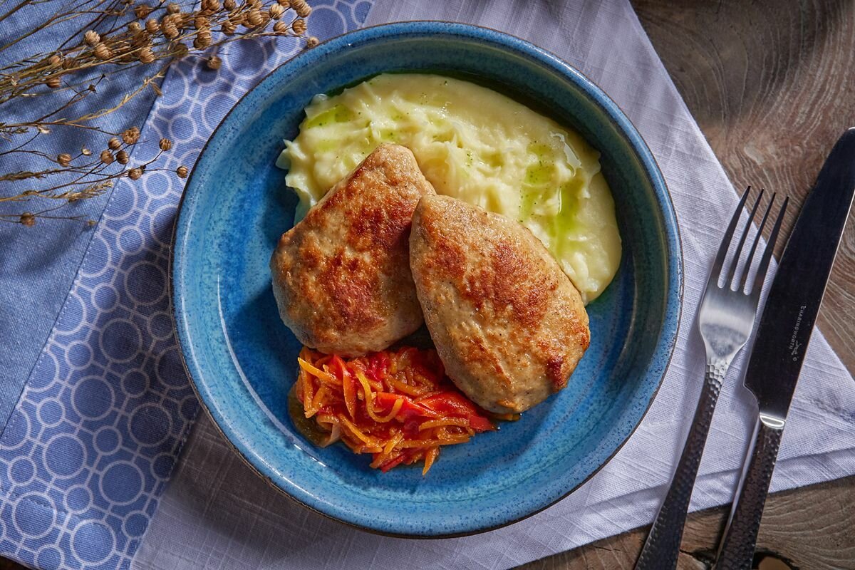 Котлеты из индейки и курицы с картофельным пюре и домашним лечо от «Хлеб Насущный Обеды» за 575 ₽