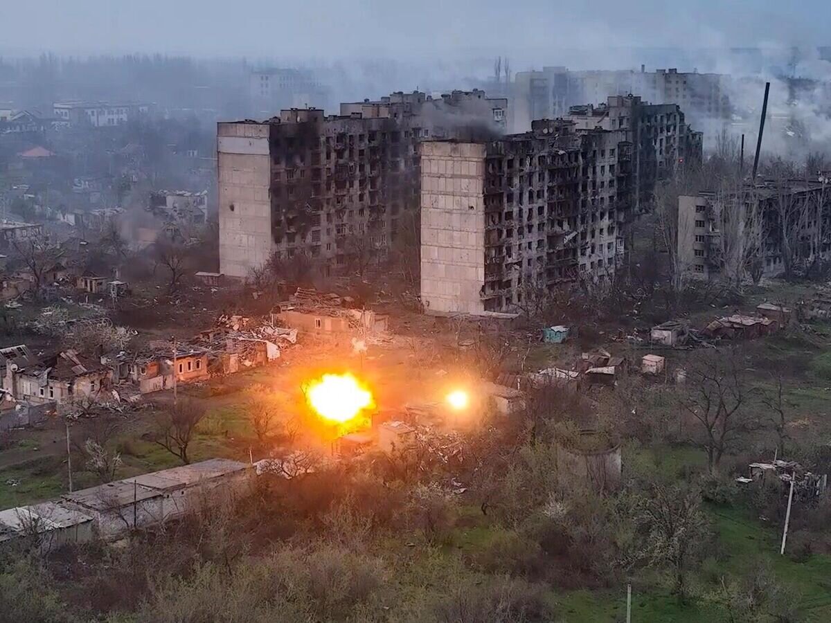    Артиллерийский удар по позициям ВСУ в западной части Артемовска© РИА Новости