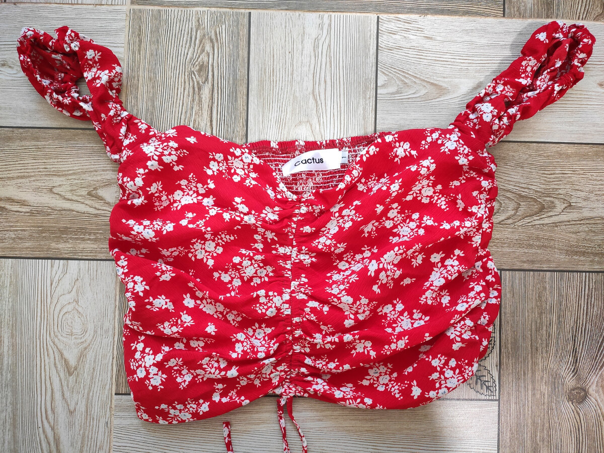 Из пакета понравился топ и кое какие другие вещи. Но сегодня будет про топ 