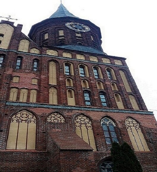 Замок философа Иммануила Канта в Калининграде. Сейчас вход в него открыт любому за 100 руб. В настоящее время этот зАмок, - музей. А вот раньше.... Впрочем вход в мир Канта также не для всех. Как и в мир глубоких истин русского языка и устройства мироздания. Изображение авторское.