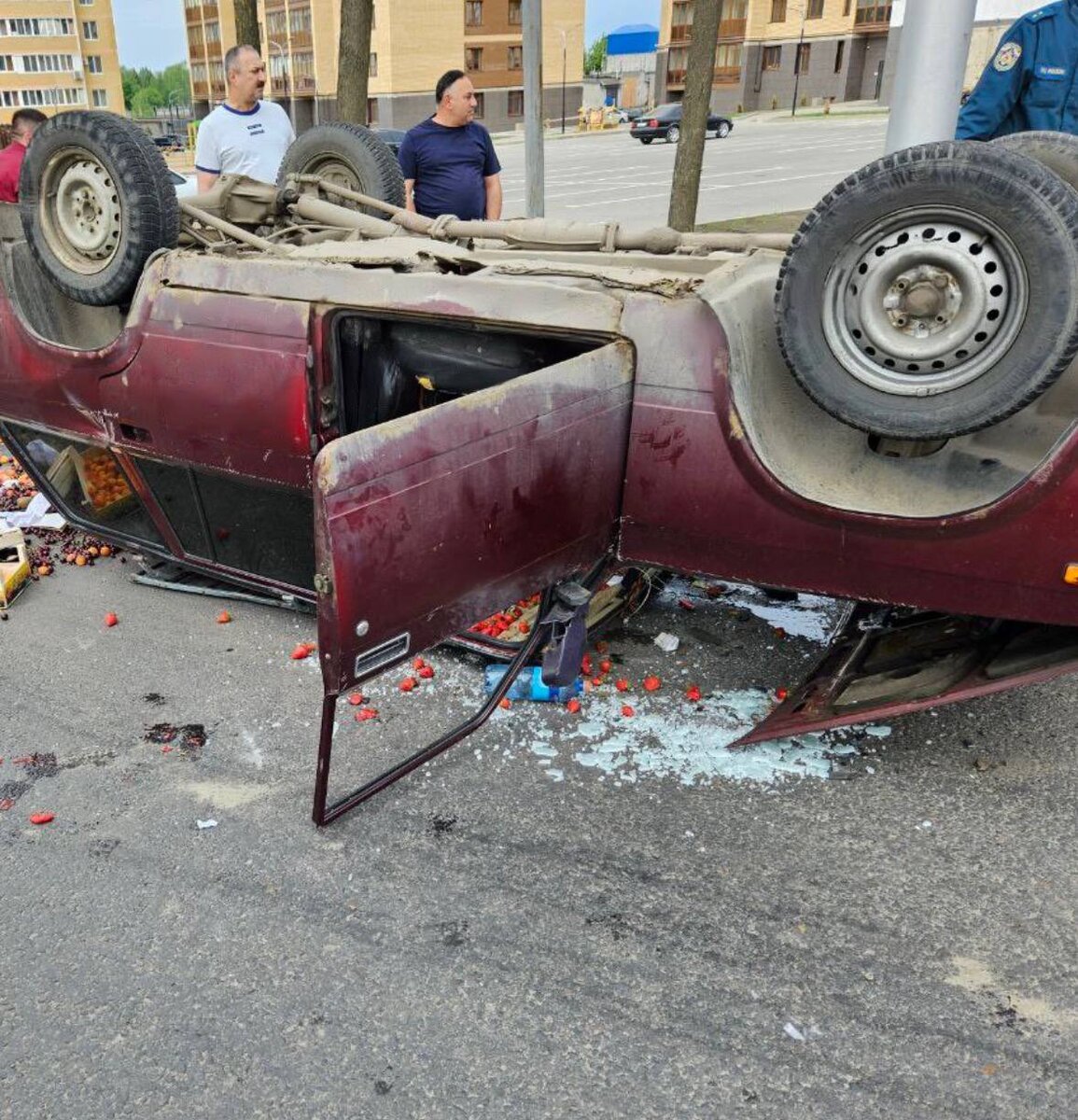    В Брянске на кольце у Самолета перевернулась «четверка» с фруктами и ягодами avchernov